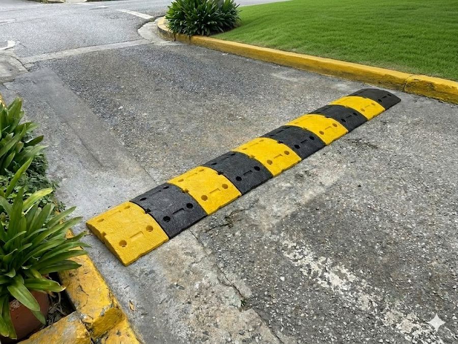 Reductores de velocidad de plástico reciclado instalados en un acceso
